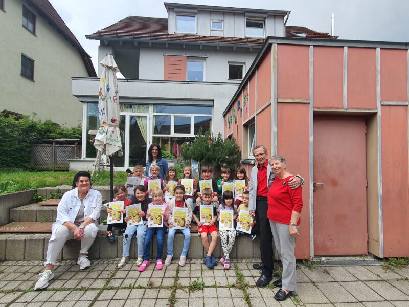 News Mai 2023_CSR Übergabe Buch Bert und Barbara Gall + Kindergarten Hochwiesen